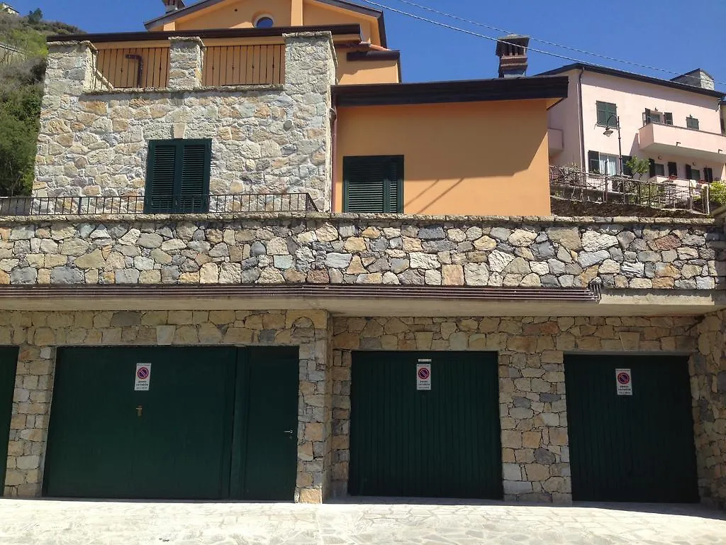 Estate Riomaggiore 0*,
